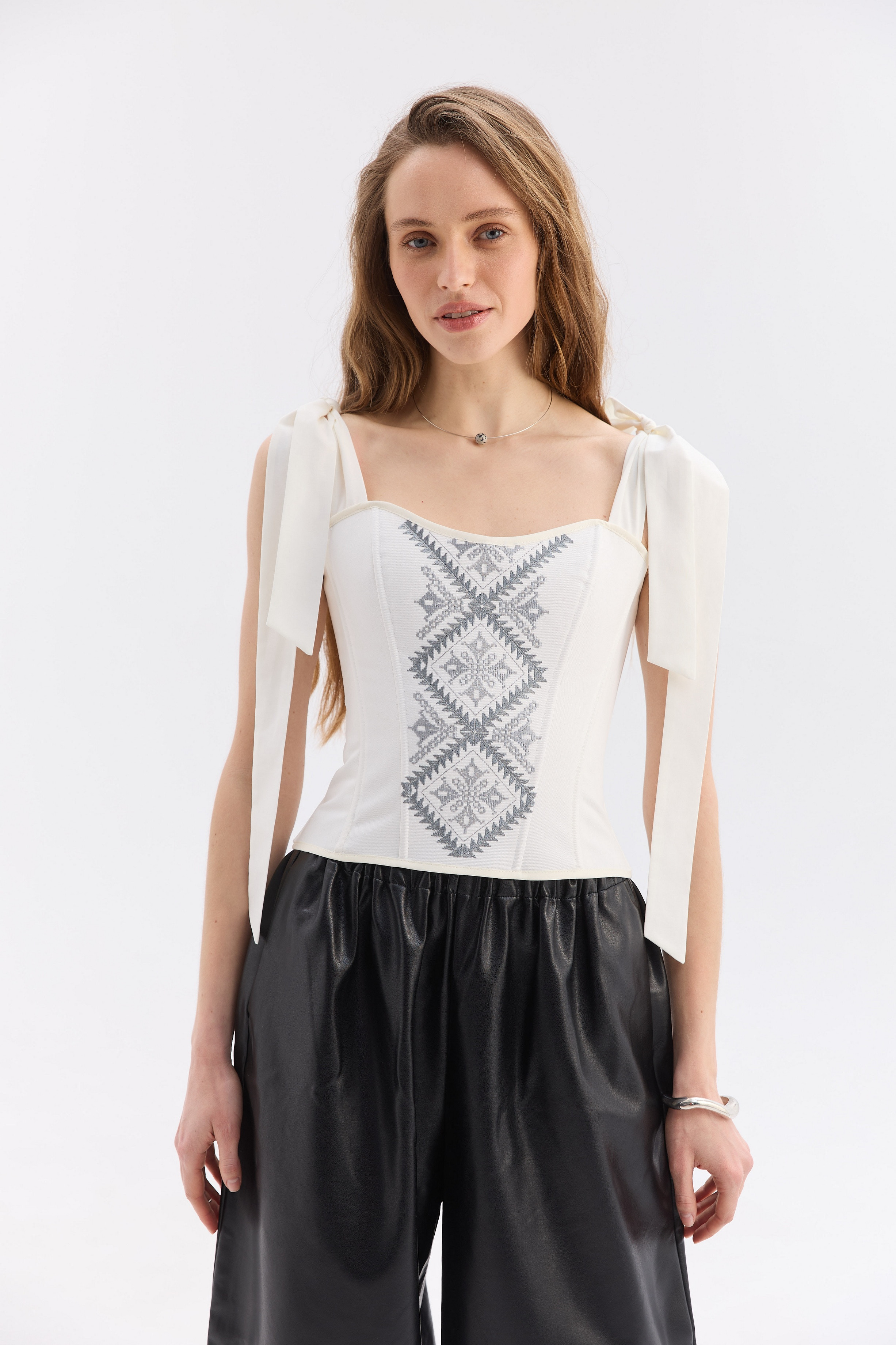 Вишитий жіночий топ зі шнурівкою Склянь