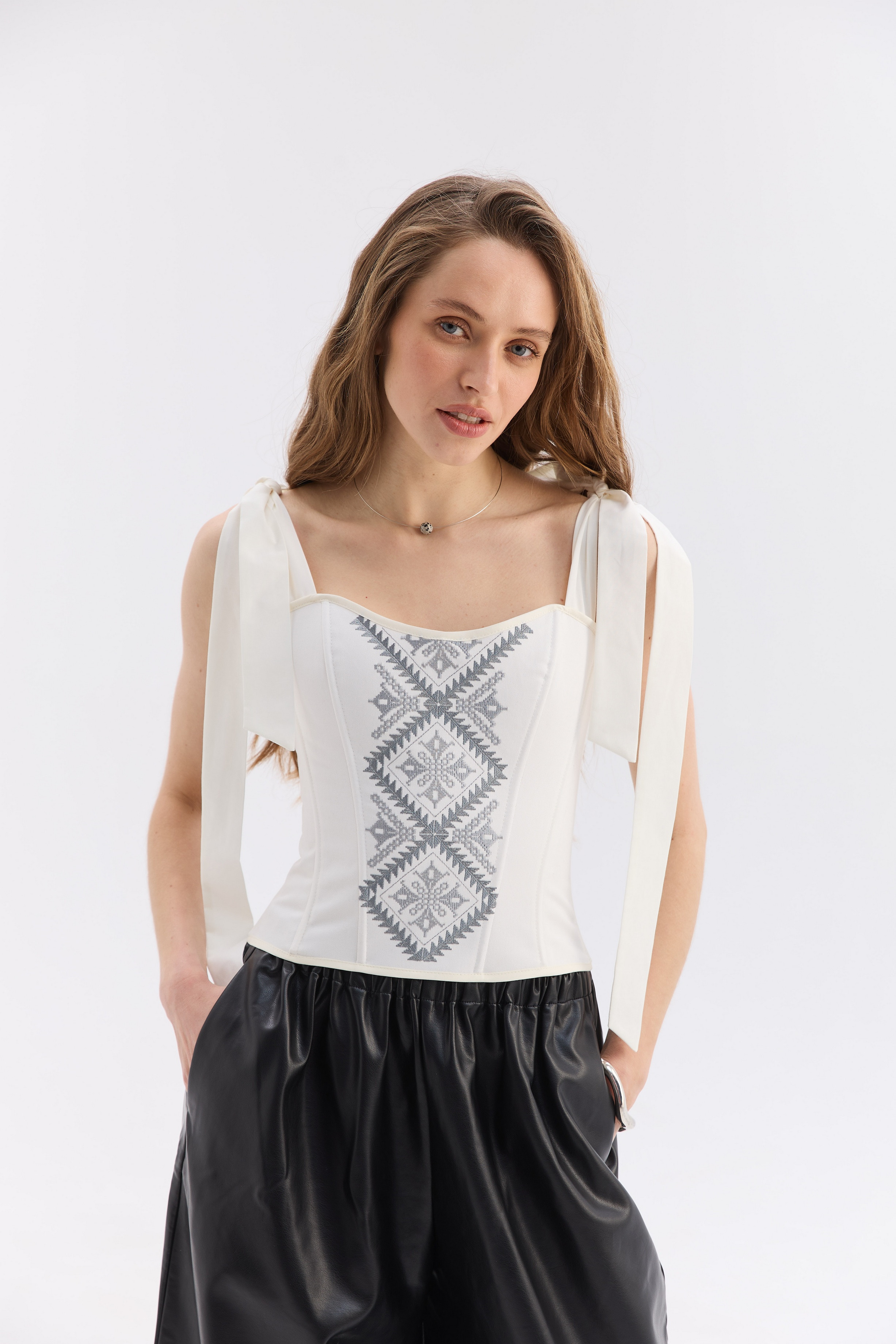 Вишитий жіночий топ зі шнурівкою Склянь