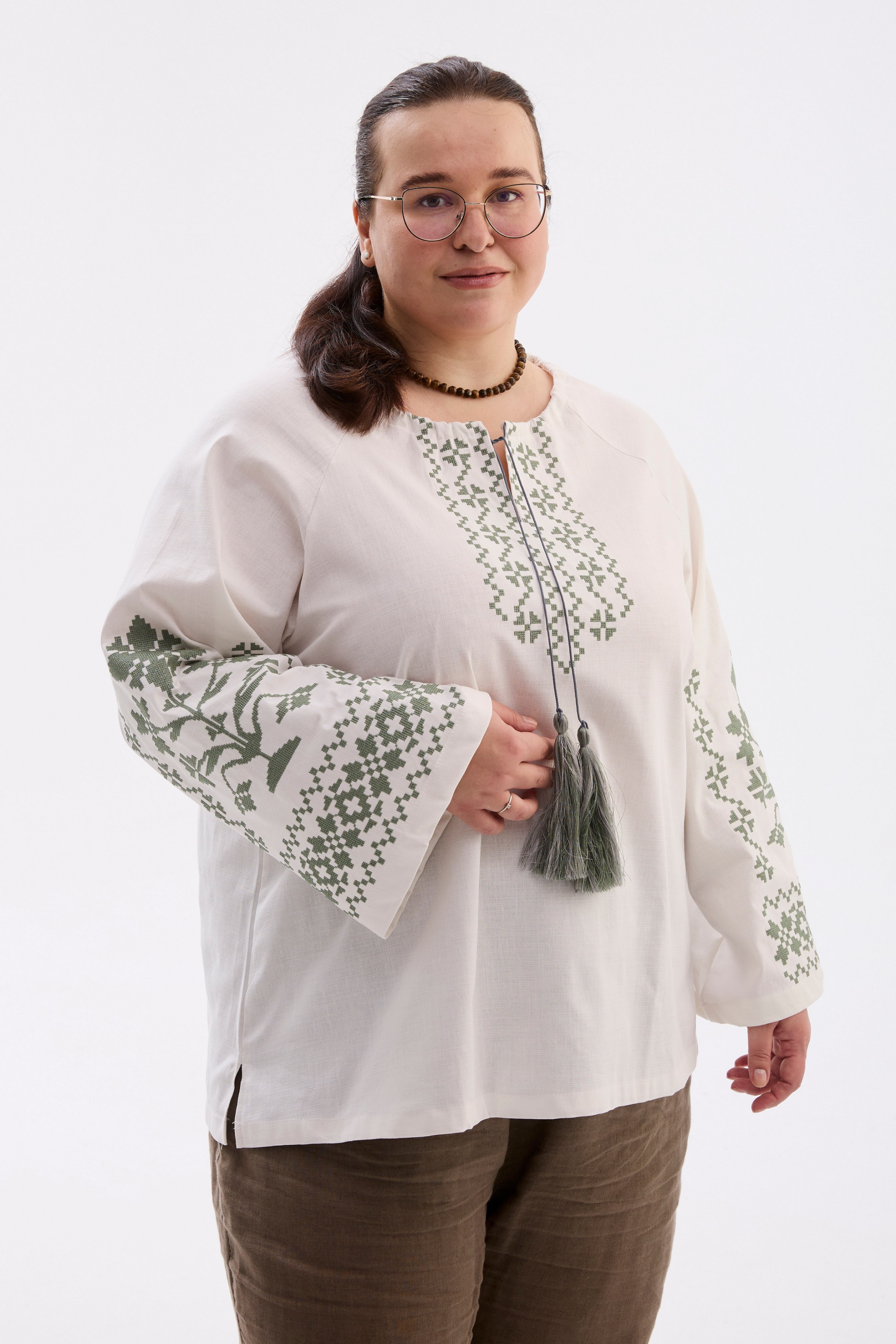 Жіноча вишиванка Берегиня біла з зеленим (батал)